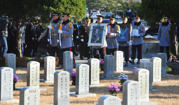 베트남전 당시 초대 주월사령관을 지낸 고 채명신 장군의 유골 운구 행렬이 28일 오후 안장식이 열리는 서울 동작구 국립현충원 사병묘역에 도착하고 있다. 도준석 pado@seoul.co.kr