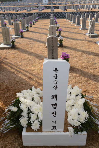 28일 오후 서울 동작구 국립서울현충원 사병 묘역에서 열린 故 채명신 장군의 안장식을 마친뒤 임시비석이 세워져 있다.  도준석 pado@seoul.co.kr