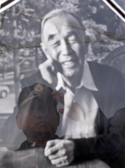 28일 오후 동작구 서울현충원 사병묘역에서 엄수된 전 주월한국군사령관 고(故) 채명신 예비역 중장의 안장식에서 후배 예비역들이 경례하고 있다. 베트남 전쟁 당시 초대 주월남 한국군 사령관을 지낸 채 장군은 유언에 따라 장성 출신으로는 처음으로 현충원 사병묘역에 안장됐다. 도준석 pado@seoul.co.kr