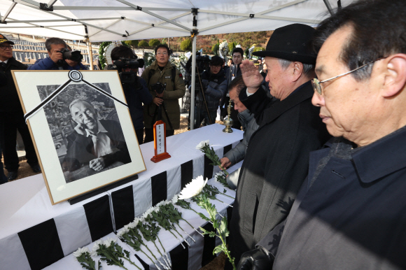 고 채명신 장군의 안장식이 28일 오전 서울 동작동 국립서울현충원에서 육군장으로 엄수되고 있다.  도준석 pado@seoul.co.kr