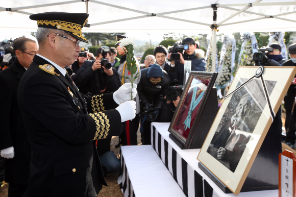 28일 오후 동작구 서울현충원 사병묘역에서 엄수된 전 주월한국군사령관 고(故) 채명신 예비역 중장의 안장식에서 권오성 육군참모총장이 헌화하고 있다. 도준석 pado@seoul.co.kr
