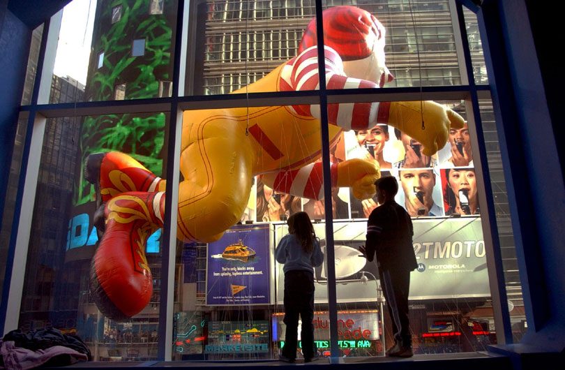 지난 2003년 뉴욕에서 열린 추수감사절 퍼레이드에서 맥도날드를 상징하는 피에로 캐릭터인 로날드 맥도날드 풍선이 행진하고 있다. AP/뉴시스