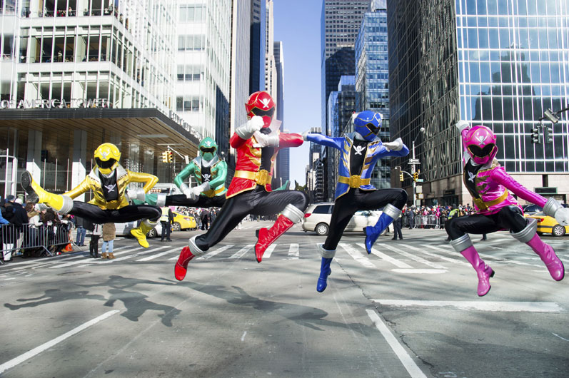 28일(현지시간) 미국 뉴욕에서 열린 추수감사절 퍼레이드에서 파워레인저가 포즈를 취하고 있다. AP/뉴시스