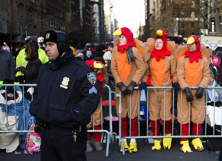 28일(현지시간) 칠면조 옷을 입은 남자들이 미국 뉴욕에서 열린 추수감사절 퍼레이드를 관람하고 있다. AP/뉴시스