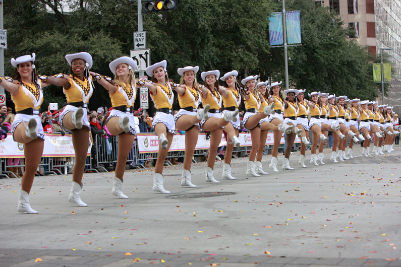 28일(현지시간) 미국 휴스턴에서 열린 추수감사절 퍼레이드에서 치어리더들이 응원을 선보이고 있다. 신화/뉴시스