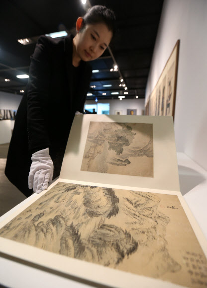 검찰이 전두환 전 대통령의 미납 추징금 환수를 위해 압류한 미술품 중 일부가 29일 언론에 공개됐다. 이날 오후 서울 평창동 서울옥션 본사에서 한 관계자가 겸재 정선의 작품이 실려 있는 화첩을 살펴보고 있다. 이 화첩의 예상경매가는 5억~6억원에 이른다. 연합뉴스