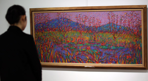 검찰이 전두환 전 대통령의 미납 추징금 환수를 위해 압류한 미술품 중 일부가 29일 언론에 공개됐다. 이날 오후 서울 평창동 서울옥션 본사에서 한 관계자가 이대원 작가의 농원을 살펴보고 있다. 연합뉴스