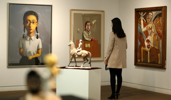 검찰이 전두환 전 대통령의 미납 추징금 환수를 위해 압류한 미술품 중 일부가 29일 언론에 공개됐다. 이날 오후 서울 평창동 서울옥션 본사에서 관계자가 전시된 압류미술품을 살펴보고 있다. 연합뉴스