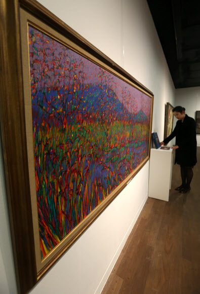 검찰이 전두환 전 대통령의 미납 추징금 환수를 위해 압류한 미술품 중 일부가 29일 언론에 공개됐다. 이날 오후 서울 평창동 서울옥션 본사에서 한 관계자가 이대원 작가의 농원을 살펴보고 있다. 연합뉴스