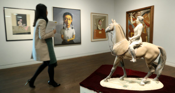 검찰이 전두환 전 대통령의 미납 추징금 환수를 위해 압류한 미술품 중 일부가 29일 언론에 공개됐다. 이날 오후 서울 평창동 서울옥션 본사에서 관계자가 전시된 압류미술품을 살펴보고 있다. 연합뉴스