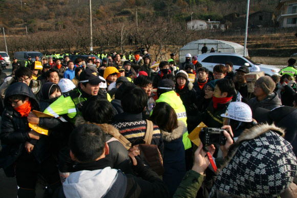 밀양 희망버스 참가자들이 1일 밀양시 단장면 동화전마을 입구에서 경찰 채증에 강하게 항의하고 있다. 연합뉴스