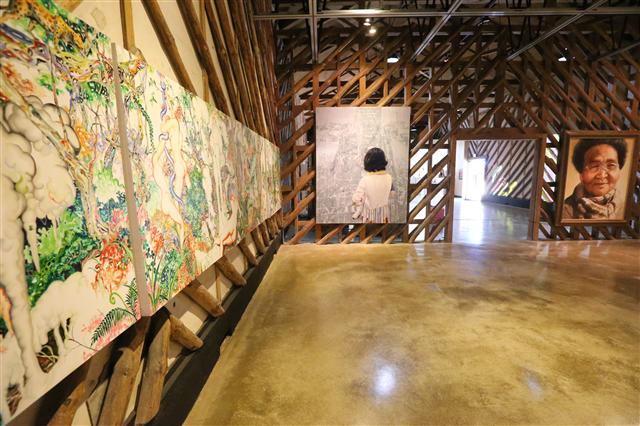 현대미술 전시 공간으로 바뀌어 관람객들에게 반전의 묘미를 주는 내부.<br>완주군 제공