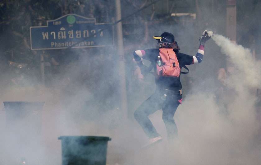 1일(현지시간) 방콕 반정부 시위대는 주요 정부 청사 주변에 집결해 총리 청사와 국립경찰본부 진입을 시도하자 태국 경찰은 시위대를 진압하려 최루탄을 던지고 있다. AP/뉴시스