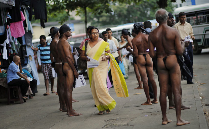 2일(현지시간) 스리랑카 농부들이 수도 콜롬보에서 하체만을 아슬하게 가린 복장으로 거리 시위를 벌이고 있다.  AP/뉴시스