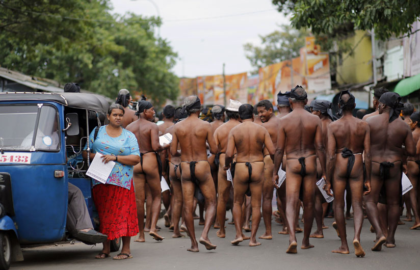 2일(현지시간) 스리랑카 농부들이 수도 콜롬보에서 하체만을 아슬하게 가린 복장으로 거리 시위를 벌이고 있다.  AP/뉴시스