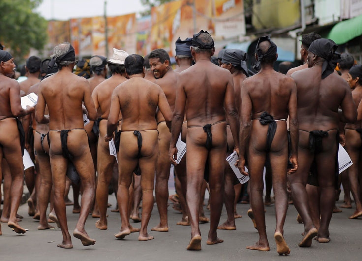 2일(현지시간) 스리랑카 농부들이 수도 콜롬보에서 하체만을 아슬하게 가린 복장으로 거리 시위를 벌이고 있다.  AP/뉴시스