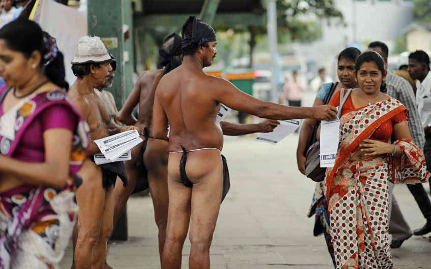 2일(현지시간) 스리랑카 농부들이 수도 콜롬보에서 하체만을 아슬하게 가린 복장으로 거리 시위를 벌이고 있다.  AP/뉴시스