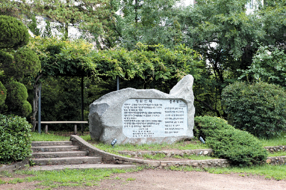 대구 중구 동산동 청라언덕에 있는 박태준 곡의 ‘동무생각’ 노래비.<br>대구 중구 제공