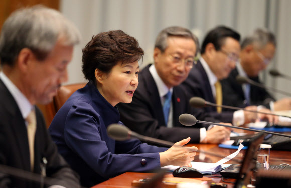 박근혜 대통령이 9일 오전 청와대에서 열린 수석비서관회의에서 모두 발언을 하고 있다.  연합뉴스