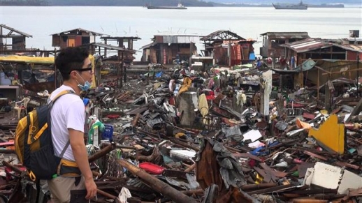 11일 방송되는 KBS 1TV ‘리얼체험 세상을 품다’는 초강력 태풍 하이옌이 휩쓸고 간 필리핀에서 구호 활동에 나선 개그맨 이재훈의 고군분투를 그린다.<br>KBS 제공