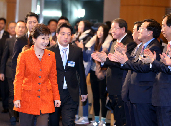 박근혜 대통령이 12일 서울 삼성동 코엑스에서 열린 창조경제박람회 개막식에 박수를 받으며 입장하고 있다.  연합뉴스