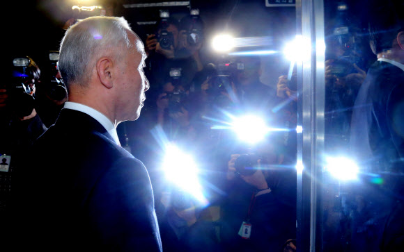 남재준 국정원장이 12일 오전 국회 국정원개혁특위에 참석하기 위해 회의장으로 향하고 있다.<br>연합뉴스