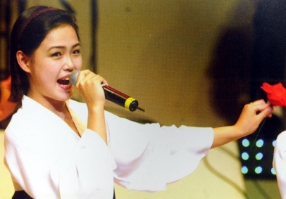 국가정보원이 지난 2005년 9월 인천에서 열린 아시아육상대회에 북한 김정은 국방위원회 제1위원장의 부인인 리설주가 응원단원으로 참석했다고 국회 정보위에 보고한 가운데 당시 리설주로 추정되는 한 여성이 노래 공연을 하고 있다. <br>인천아시아육상대회조직위 제공