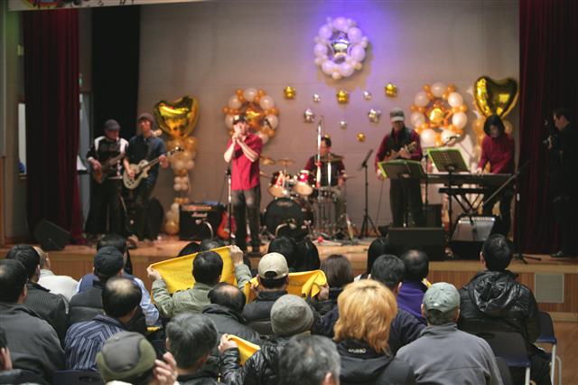 지난해 12월 첫 번째 드림콘서트 무대에서 노숙인 밴드 ‘드림 플러스’가 공연하고 있다. 영등포구 제공