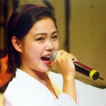 국가정보원이 지난 2005년 9월 인천에서 열린 아시아육상대회에 북한 김정은 국방위원회 제1위원장의 부인인 리설주가 응원단원으로 참석했다고 국회 정보위에 보고한 가운데 당시 리설주로 추정되는 한 여성이 노래 공연을 하고 있다. 