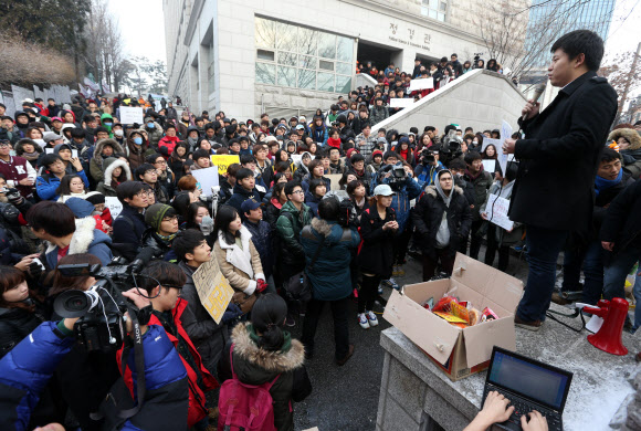 고려대생이 사회문제에 대한 관심을 촉구하며 학교 게시판에 올린 자보가 학교 안팎으로 반향을 일으킨 가운데 14일 오후 서울 성북구 안암동 고려대 정경대 후문에 이와 뜻을 같이 학생들이 자보 앞에 모여 있다. 연합뉴스