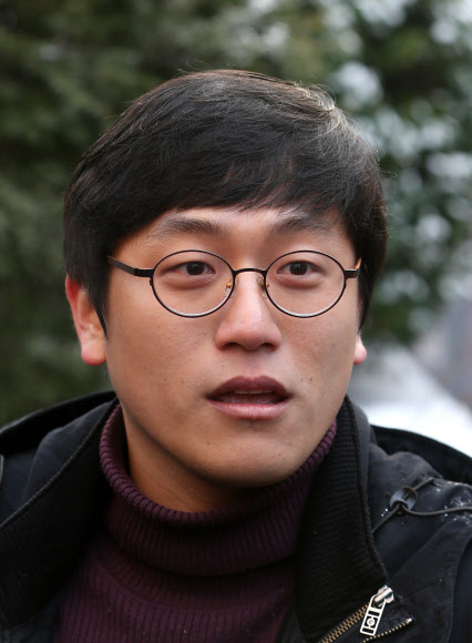 사회문제에 대한 관심을 촉구하며 학교 게시판에 자보를 올려 학교 안팎으로 반향을 일으킨 고려대 경영학과 4학년생 주현우 씨가 14일 오후 서울 성북구 안암동 고대 정경대 후문에서 취재진의 질문에 답하고 있다. 연합뉴스