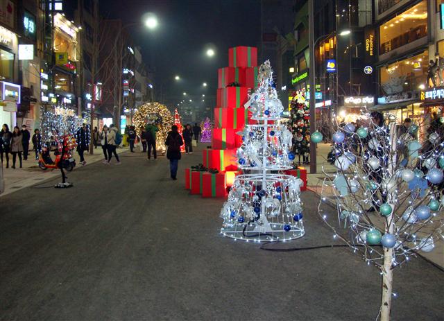 서대문구 연세로에 다양한 형태의 크리스마트 트리 24개가 불을 밝히고 있다. <br>서대문구 제공