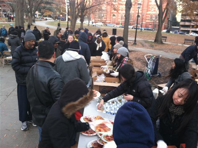 기온이 급강하한 15일 오후(현지시간) 미국 워싱턴의 백악관 인근 ‘프랭클린 공원’에서 한인 자원봉사자들이 노숙자들에게 음식과 생필품을 나눠 주고 있다.