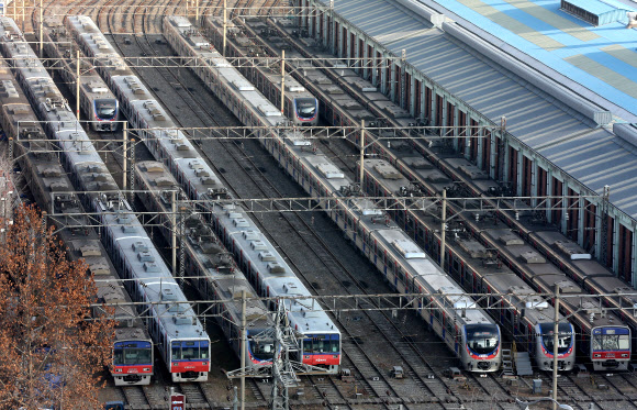 파업 15일째…운행률 70%대로 급감 철도노조 파업이 15일째에 접어든 23일 오전 서울 구로차량기지에 운행을 멈춘 전동열차들이 늘어서 있다. 지난주 80%를 기록하던 열차 운행률이 이날부터 70%대로 낮아진다.  연합뉴스