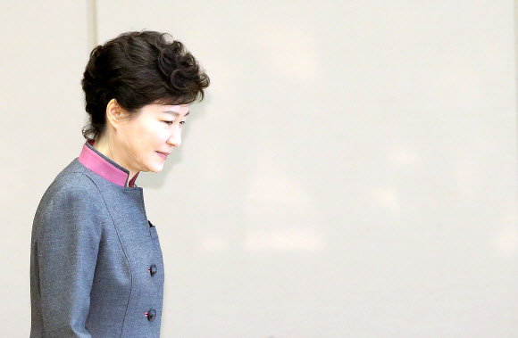 박근혜 대통령이 23일 청와대에서 열린 대통령 주재 수석비서관회의에 입장하고 있다. 연합뉴스