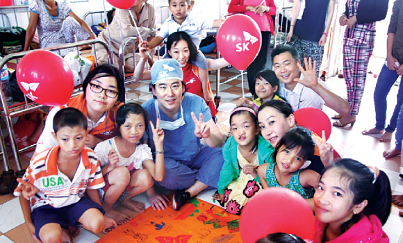 SK그룹이 어린이들이 꿈과 희망을 가지고 건강하게 자랄 수 있도록 1996년부터 베트남 오지에서 ‘얼굴기형 어린이 무료 수술 사업’을 하고 있다.  SK그룹 제공