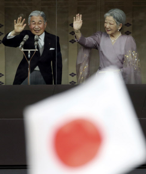 아키히토(왼쪽) 일왕이 23일 팔순을 맞아 미치코 왕비와 함께 도쿄 왕궁 발코니에서 축하객들을 향해 손을 흔들며 인사하고 있다. 도쿄 AP 연합뉴스