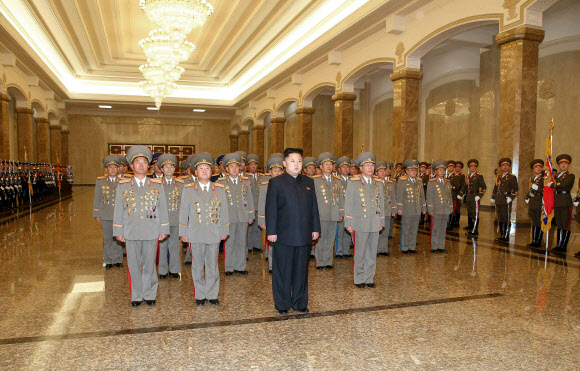北김정은, 軍 간부들과 금수산태양궁전 참배