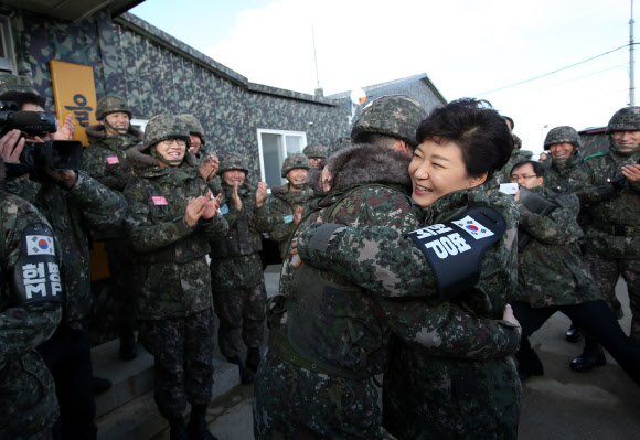 박근혜 대통령이 24일 동부전선 최전방부대인 강원도 양구군 12사단 을지대대를 방문,  초소근무 장병들을 안아주고 있다. 연합뉴스