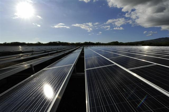 한화큐셀이 지난 16일 미국 하와이 오아후섬에 준공한 5㎿급 태양광 발전소 ‘칼레루아 재생에너지 파크’ 전경. 한화그룹 제공