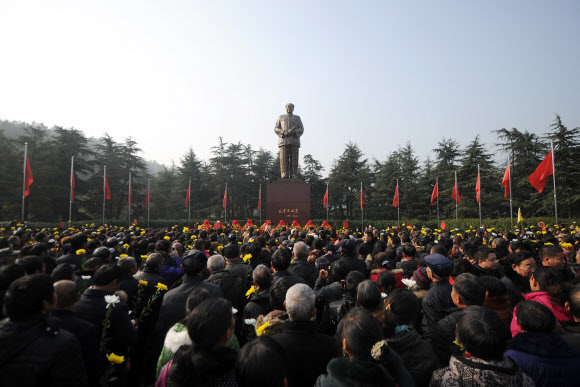 마오쩌둥 탄생 120주년(26일)을 이틀 앞둔 지난 24일 그의 고향인 후난성 샹탄현 사오산에 있는 마오쩌둥 광장을 찾은 참배객들이 동상에 헌화하기 위해 차례를 기다리고 있다. 사오산 AFP 연합뉴스