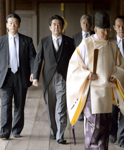 아베 신조(왼쪽에서 두 번째) 일본 총리가 취임 1주년을 맞은 26일 도쿄 야스쿠니 신사에서 참배하기 위해 걸어가고 있다. 일본 현직 총리가 야스쿠니 신사를 참배한 것은 2006년 고이즈미 준이치로 총리 이후 7년 4개월 만이다. 도쿄 교도 연합뉴스