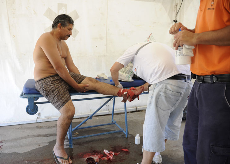 크리스마스인 25일(현지시간) 아르헨티나 로사리오의 파라나강 인근에서 피라냐의 일종인 팔로메타의 공격으로 부상당한 한 남성이 치료를 받고 있다.  로사리오(아르헨티나)=AP/뉴시스
