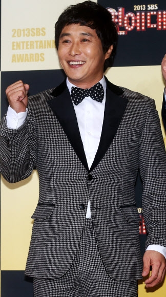 개그맨 김병만이 30일 오후 서울 마포구 상암동 SBS 프리즘타워에서 열린 ‘2013 SBS 연예대상’에서 포즈를 취하고 있다.<br>연합뉴스
