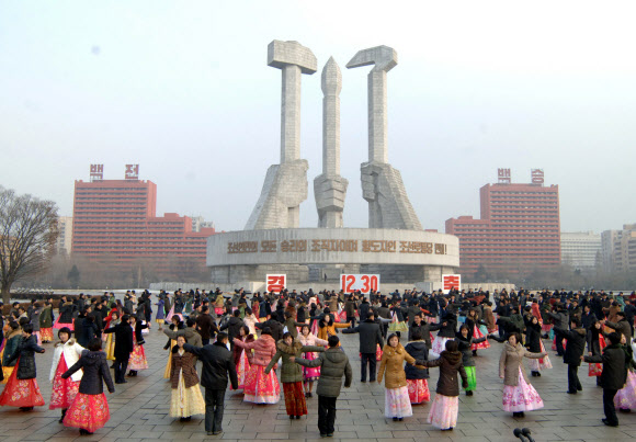 북한 김정은 국방위원회 제1위원장의 인민군 최고사령관 추대 2주년인 30일 각지에서 청년학생들의 무도회가 열렸다고 조선중앙통신이 31일 보도했다. 연합뉴스