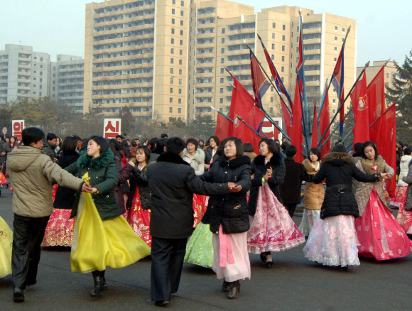 북한 김정은 국방위원회 제1위원장의 인민군 최고사령관 추대 2주년인 30일 각지에서 청년학생들의 무도회가 열렸다고 조선중앙통신이 31일 보도했다. 연합뉴스