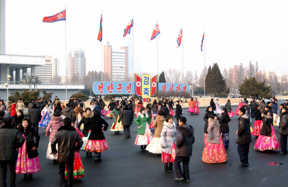 북한 김정은 국방위원회 제1위원장의 인민군 최고사령관 추대 2주년인 30일, 각지에서 청년학생들의 무도회가 열렸다고 조선중앙통신이 31일 보도했다. 연합뉴스