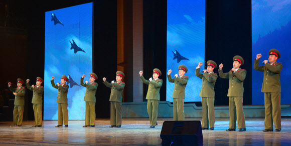 북한 김정은 국방위원회 제1위원장의 인민군 최고사령관 추대 2주년인 지난 30일 평양 4·25문화회관에서 군 협주단의 음악·무용 종합공연인 ‘무장으로 받들자 김정은 장군’이 진행됐다고 조선중앙통신이 31일 보도했다. 연합뉴스