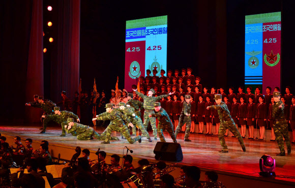 북한 김정은 국방위원회 제1위원장의 인민군 최고사령관 추대 2주년인 지난 30일 평양 4·25문화회관에서 군 협주단의 음악·무용 종합공연인 ‘무장으로 받들자 김정은 장군’이 진행됐다고 조선중앙통신이 31일 보도했다. 연합뉴스