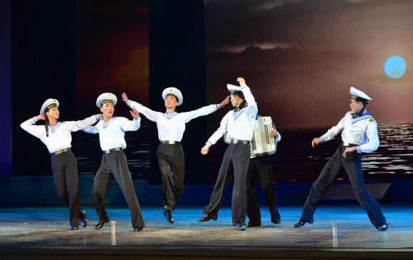 북한 김정은 국방위원회 제1위원장의 인민군 최고사령관 추대 2주년인 지난 30일 평양 4·25문화회관에서 군 협주단의 음악·무용 종합공연인 ‘무장으로 받들자 김정은 장군’이 진행됐다고 조선중앙통신이 31일 보도했다. 연합뉴스